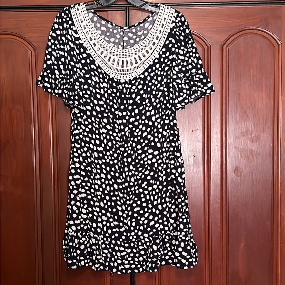 Black And White Lace Design Front Neckline With Sleeve & Hem Ruffles Small